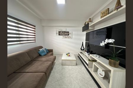 Casa de condomínio à venda com 254m², 4 quartos e 11 vagas Casa de condomínio à venda com 254m², 4 quartos e 11 vagasSala de TV