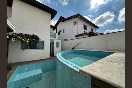 Casa de condomínio à venda com 254m², 4 quartos e 11 vagas Casa de condomínio à venda com 254m², 4 quartos e 11 vagasPiscina