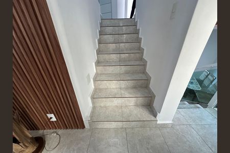 Casa de condomínio à venda com 254m², 4 quartos e 11 vagas Casa de condomínio à venda com 254m², 4 quartos e 11 vagasEscada