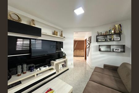 Casa de condomínio à venda com 254m², 4 quartos e 11 vagas Casa de condomínio à venda com 254m², 4 quartos e 11 vagasSala de TV