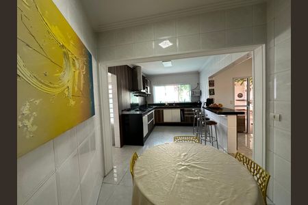 Casa de condomínio à venda com 254m², 4 quartos e 11 vagas Casa de condomínio à venda com 254m², 4 quartos e 11 vagasCozinha
