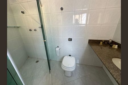 Casa de condomínio à venda com 254m², 4 quartos e 11 vagas Casa de condomínio à venda com 254m², 4 quartos e 11 vagasBanheiro da Suíte 1