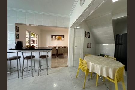 Casa de condomínio à venda com 254m², 4 quartos e 11 vagas Casa de condomínio à venda com 254m², 4 quartos e 11 vagasCozinha