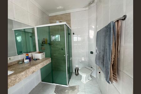 Casa de condomínio à venda com 254m², 4 quartos e 11 vagas Casa de condomínio à venda com 254m², 4 quartos e 11 vagasBanheiro da Suíte 2