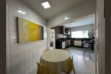 Casa de condomínio à venda com 254m², 4 quartos e 11 vagas Casa de condomínio à venda com 254m², 4 quartos e 11 vagasCozinha