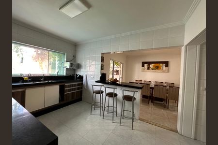 Casa de condomínio à venda com 254m², 4 quartos e 11 vagas Casa de condomínio à venda com 254m², 4 quartos e 11 vagasCozinha