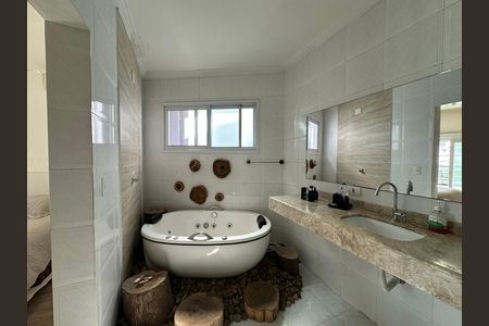 Casa de condomínio à venda com 254m², 4 quartos e 11 vagas Casa de condomínio à venda com 254m², 4 quartos e 11 vagasBanheiro da Suíte 2