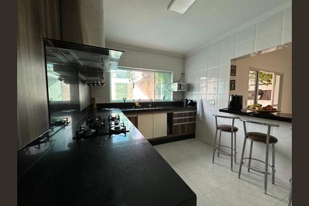 Casa de condomínio à venda com 254m², 4 quartos e 11 vagas Casa de condomínio à venda com 254m², 4 quartos e 11 vagasCozinha