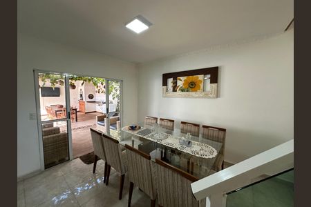 Casa de condomínio à venda com 254m², 4 quartos e 11 vagas Casa de condomínio à venda com 254m², 4 quartos e 11 vagasSala de Jantar