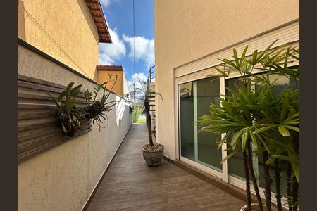Casa de condomínio à venda com 254m², 4 quartos e 11 vagas Casa de condomínio à venda com 254m², 4 quartos e 11 vagasQuintal