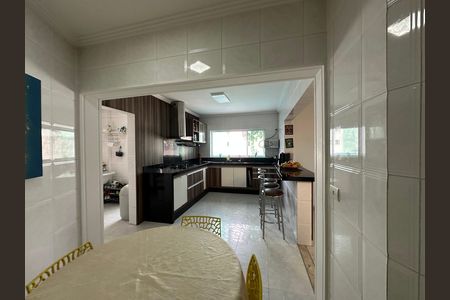 Casa de condomínio à venda com 254m², 4 quartos e 11 vagas Casa de condomínio à venda com 254m², 4 quartos e 11 vagasCozinha