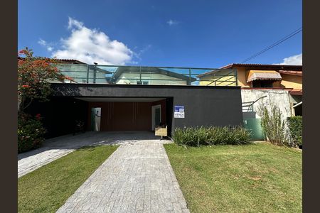 Casa de condomínio à venda com 254m², 4 quartos e 11 vagas Casa de condomínio à venda com 254m², 4 quartos e 11 vagasFachada