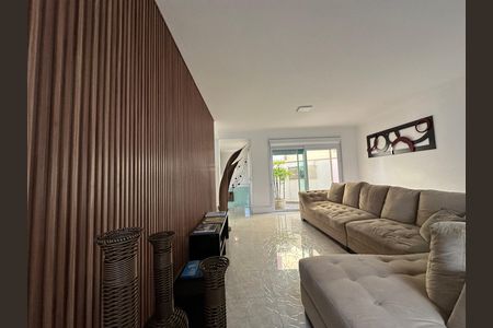 Casa de condomínio à venda com 254m², 4 quartos e 11 vagas Casa de condomínio à venda com 254m², 4 quartos e 11 vagasSala
