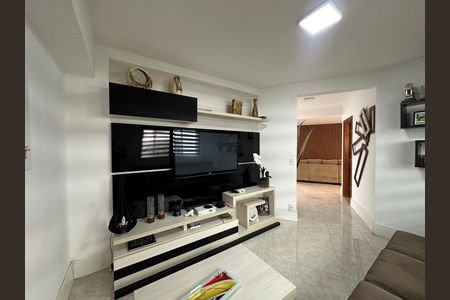 Casa de condomínio à venda com 254m², 4 quartos e 11 vagas Casa de condomínio à venda com 254m², 4 quartos e 11 vagasSala de TV