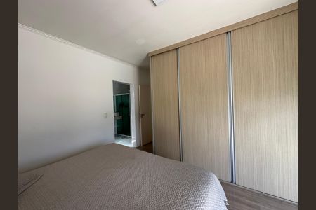 Casa de condomínio à venda com 254m², 4 quartos e 11 vagas Casa de condomínio à venda com 254m², 4 quartos e 11 vagasSuíte 2