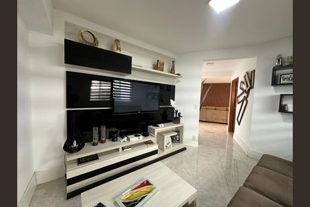 Casa de condomínio à venda com 254m², 4 quartos e 11 vagas Casa de condomínio à venda com 254m², 4 quartos e 11 vagasSala de TV
