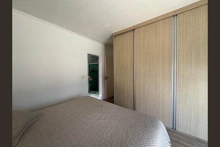 Casa de condomínio à venda com 254m², 4 quartos e 11 vagas Casa de condomínio à venda com 254m², 4 quartos e 11 vagasSuíte 2