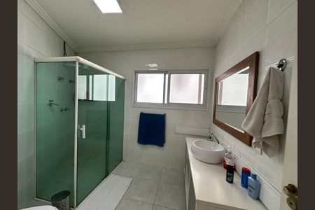 Casa de condomínio à venda com 254m², 4 quartos e 11 vagas Casa de condomínio à venda com 254m², 4 quartos e 11 vagasBanheiro social