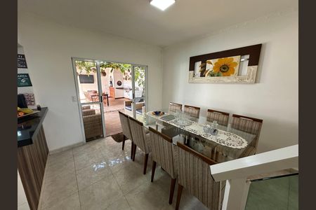 Casa de condomínio à venda com 254m², 4 quartos e 11 vagas Casa de condomínio à venda com 254m², 4 quartos e 11 vagasSala de Jantar