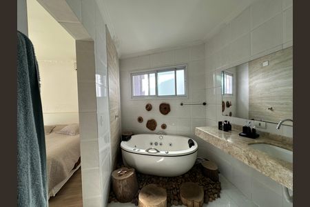Casa de condomínio à venda com 254m², 4 quartos e 11 vagas Casa de condomínio à venda com 254m², 4 quartos e 11 vagasBanheiro da Suíte 2