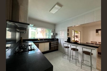 Casa de condomínio à venda com 254m², 4 quartos e 11 vagas Casa de condomínio à venda com 254m², 4 quartos e 11 vagasCozinha