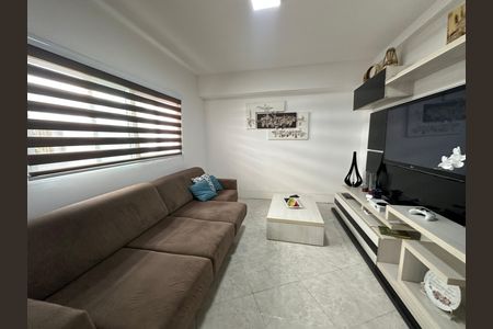 Casa de condomínio à venda com 254m², 4 quartos e 11 vagas Casa de condomínio à venda com 254m², 4 quartos e 11 vagasSala de TV