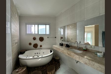Casa de condomínio à venda com 254m², 4 quartos e 11 vagas Casa de condomínio à venda com 254m², 4 quartos e 11 vagasBanheiro da Suíte 2