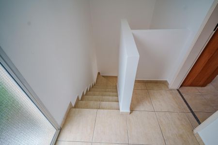 Casa de condomínio para alugar com 101m², 2 quartos e 2 vagas Casa de condomínio para alugar com 101m², 2 quartos e 2 vagasEscada