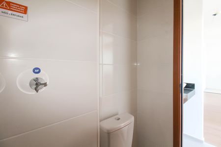 Apartamento à venda com 56m², 2 quartos e 1 vaga Apartamento à venda com 56m², 2 quartos e 1 vagaBanheiro