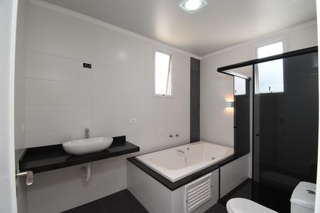 Casa de condomínio à venda com 354m², 4 quartos e 2 vagasSuíte 1
