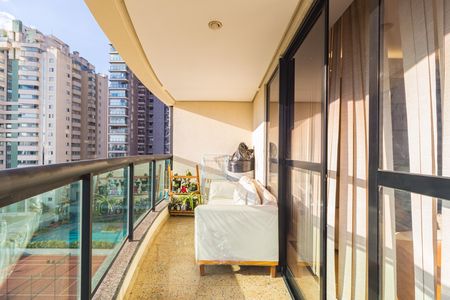 Apartamento à venda com 106m², 3 quartos e 3 vagasVaranda