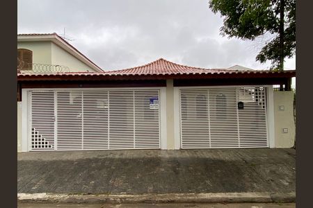 Casa para alugar com 250m², 3 quartos e 2 vagas Casa para alugar com 250m², 3 quartos e 2 vagasPlaca instalada na fachada do imóvel