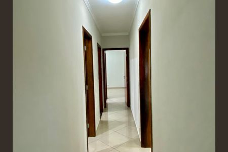 Casa para alugar com 250m², 3 quartos e 2 vagas Casa para alugar com 250m², 3 quartos e 2 vagasCorredor interno