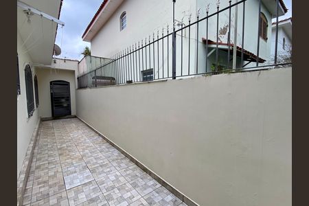 Casa para alugar com 250m², 3 quartos e 2 vagas Casa para alugar com 250m², 3 quartos e 2 vagasCorredor externo
