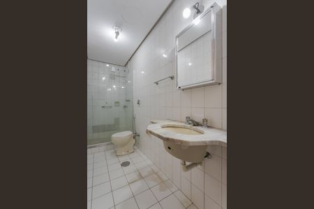 Banheiro de apartamento para alugar com 1 quarto, 43m² em Santa Cecília, Porto Alegre