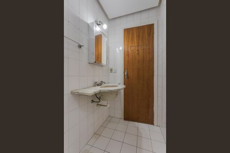 Banheiro de apartamento para alugar com 1 quarto, 43m² em Santa Cecília, Porto Alegre