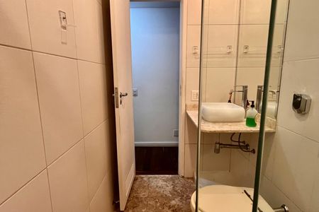 Apartamento à venda com 103m², 3 quartos e sem vaga Apartamento à venda com 103m², 3 quartos e sem vagaBanheiro social