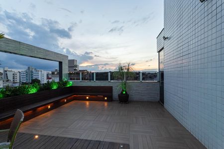 Apartamento à venda com 326m², 5 quartos e 5 vagas Apartamento à venda com 326m², 5 quartos e 5 vagasCobertura