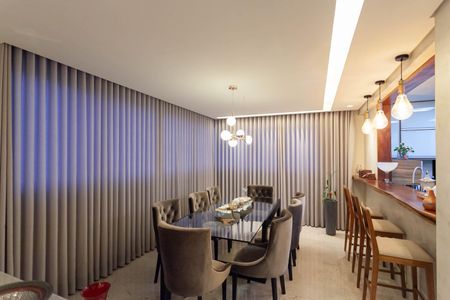 Apartamento à venda com 326m², 5 quartos e 5 vagas Apartamento à venda com 326m², 5 quartos e 5 vagasSala 1
