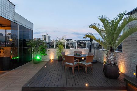 Apartamento à venda com 326m², 5 quartos e 5 vagas Apartamento à venda com 326m², 5 quartos e 5 vagasCobertura