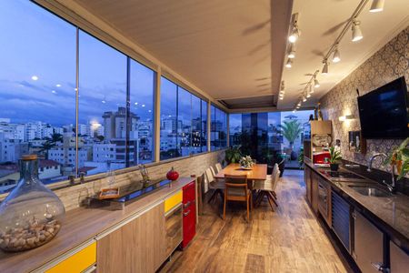 Apartamento à venda com 326m², 5 quartos e 5 vagas Apartamento à venda com 326m², 5 quartos e 5 vagasCobertura