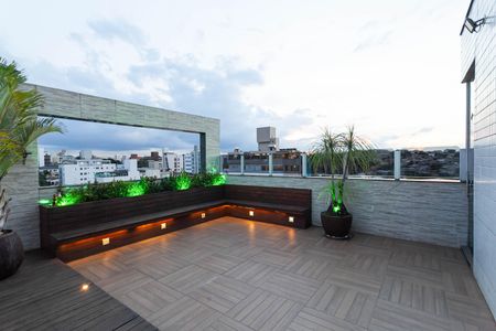 Apartamento à venda com 326m², 5 quartos e 5 vagas Apartamento à venda com 326m², 5 quartos e 5 vagasCobertura
