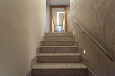 Apartamento à venda com 326m², 5 quartos e 5 vagas Apartamento à venda com 326m², 5 quartos e 5 vagasEscada