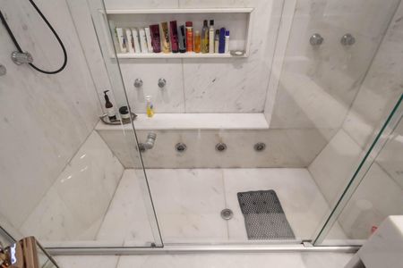 Apartamento à venda com 326m², 5 quartos e 5 vagas Apartamento à venda com 326m², 5 quartos e 5 vagasCloset da suíte 2