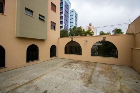Apartamento à venda com 168m², 4 quartos e 2 vagas Apartamento à venda com 168m², 4 quartos e 2 vagasÁrea comum - Quadra esportiva