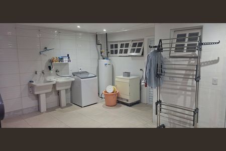 Casa de condomínio à venda com 435m², 4 quartos e 6 vagasLavanderia