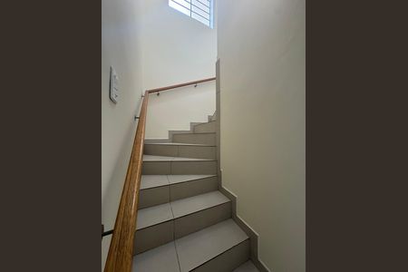 Casa à venda com 214m², 3 quartos e 2 vagas Casa à venda com 214m², 3 quartos e 2 vagasEscada