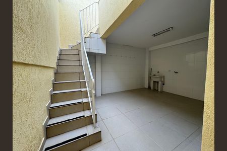 Casa à venda com 214m², 3 quartos e 2 vagas Casa à venda com 214m², 3 quartos e 2 vagasEscada