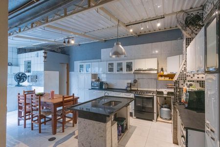 Casa à venda com 125m², 2 quartos e 2 vagas Casa à venda com 125m², 2 quartos e 2 vagasCozinha