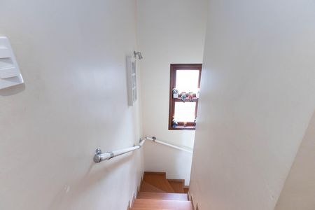 Casa de condomínio para alugar com 120m², 3 quartos e 2 vagasEscada 